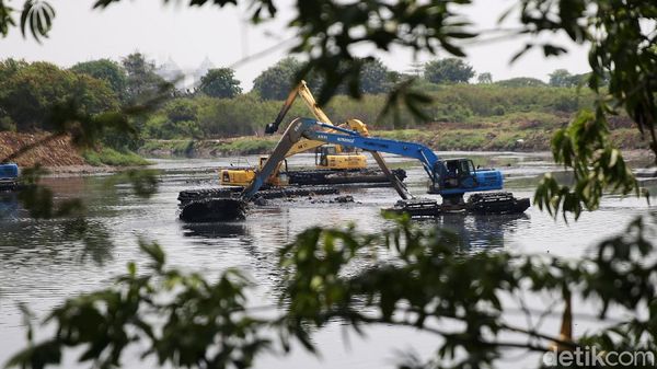 Waduk Ria Rio Dikeruk Antisipasi Musim Hujan