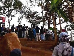 Waduh! Warga Sumedang Malah Dangdutan Saat AKB Baru Diperketat