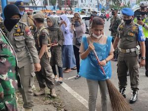 Terjaring Operasi Yustisi, Warga Tak Bermasker di Padang Dihukum Nyapu Jalan