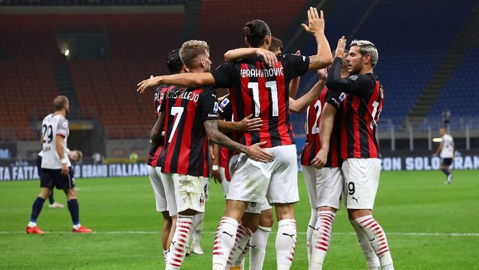 AC Milan MILAN, ITALY - SEPTEMBER 21: Zlatan Ibrahimovic #11 of AC Milan celebrates with his team-mates after scoring the opening goal during the Serie A match between AC Milan and Bologna FC at Stadio Giuseppe Meazza on September 21, 2020 in Milan, Italy. (Photo by Marco Luzzani/Getty Images)