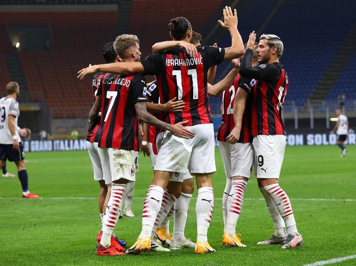 MILAN, ITALY - SEPTEMBER 21:  Zlatan Ibrahimovic #11 of AC Milan celebrates with his team-mates after scoring the opening goal during the Serie A match between AC Milan and Bologna FC at Stadio Giuseppe Meazza on September 21, 2020 in Milan, Italy.  (Photo by Marco Luzzani/Getty Images)