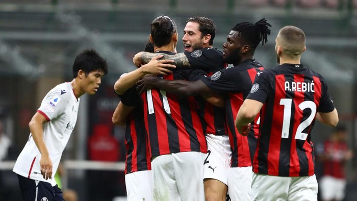 MILAN, ITALY - SEPTEMBER 21:  Zlatan Ibrahimovic #11 of AC Milan celebrates his second goal with his team-mates during the Serie A match between AC Milan and Bologna FC at Stadio Giuseppe Meazza on September 21, 2020 in Milan, Italy.  (Photo by Marco Luzzani/Getty Images)