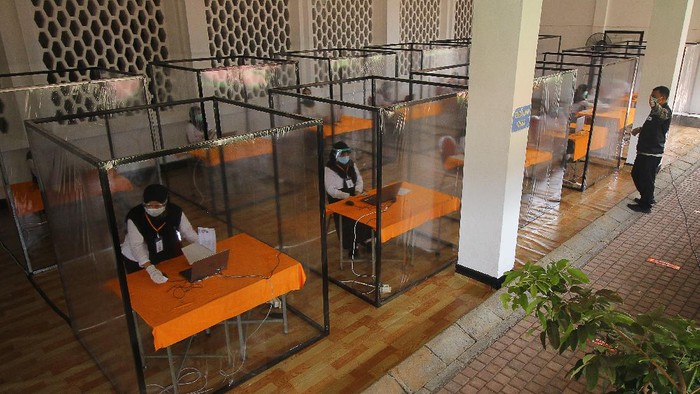 Ada Bilik Khusus Bagi Peserta Tes CPNS yang Reaktif di Surabaya Sejumlah bilik khusus disediakan bagi peserta tes CPNS yang memiliki hasil rapid test reaktif di Surabaya. Seperti apa potretnya?