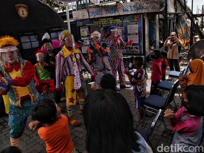 Aksi Jenaka Para Badut Hibur Anak-anak Korban Kebakaran