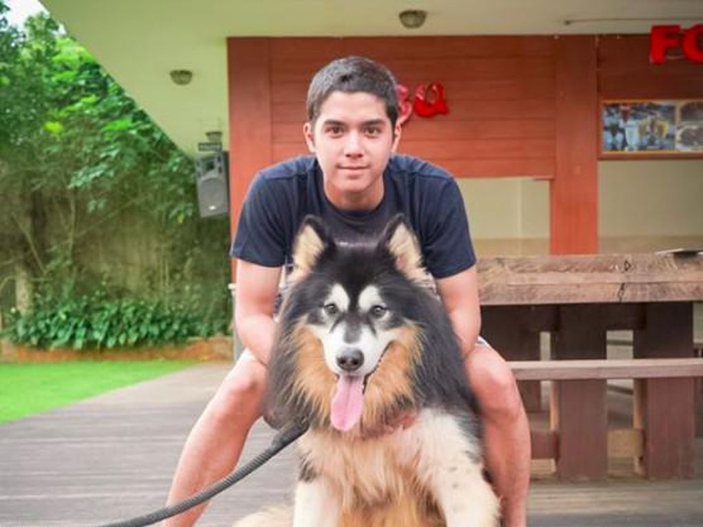 Al Ghazali Foto dengan Anjing, Netizen Terbelah