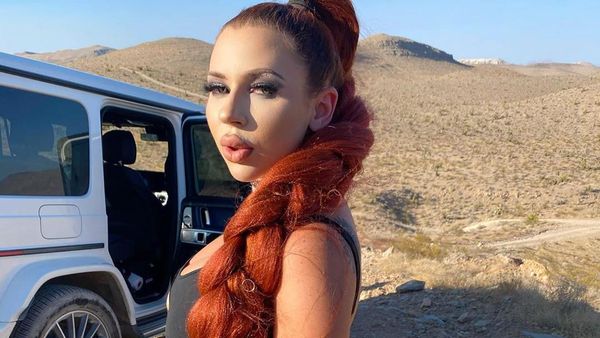 Foto: Wanita Berdada Palsu yang Berpenghasilan Rp 29 Miliar dari Only Fans