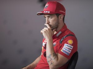 MotoGP Catalunya 2020: Andrea Dovizioso Langsung Jatuh Usai Start! MotoGP Catalunya 2020: Andrea Dovizioso Langsung Jatuh Usai Start!