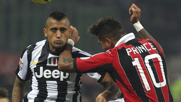 MILAN, ITALY - NOVEMBER 25:  Arturo Vidal of Juventus FC competes for the ball with Kevin-Prince Boateng of AC Milan during the Serie A match between AC Milan and Juventus FC at San Siro Stadium on November 25, 2012 in Milan, Italy.  (Photo by Marco Luzzani/Getty Images)
