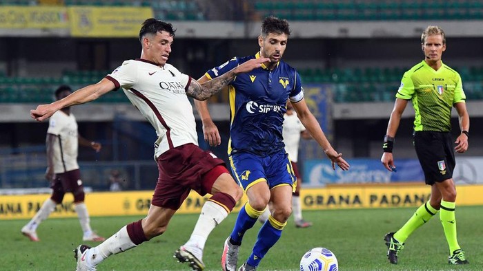 VERONA, ITALY - SEPTEMBER 19: Roger Ibanez of As Roma  competes for the ball with Miguel Veloso of Hellas Verona during the Serie A match between Hellas Verona FC and AS Roma at Stadio Marcantonio Bentegodi on September 19, 2020 in Verona, Italy. (Photo by Alessandro Sabattini/Getty Images)
