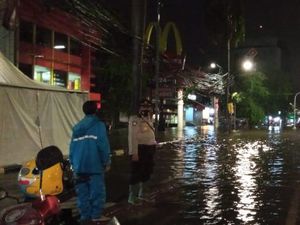 Jalan Panjang Jakbar Banjir 50 Cm, Lalu Lintas Kendaraan Tersendat