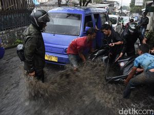 Banjir di Cimahi, Motor Terseret Arus hingga Masuk Kolong Mobil