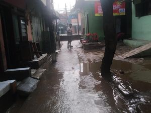 Banjir di Rawajati Jaksel Surut, Warga Mulai Kembali ke Rumah Banjir di Rawajati Jaksel Surut, Warga Mulai Kembali ke Rumah