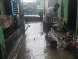 Banjir di Rawajati Jaksel Surut, Warga Bersihkan Rumah dari Lumpur