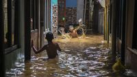 Banjir Landa RI, Bisa Memperparah Penularan COVID-19?