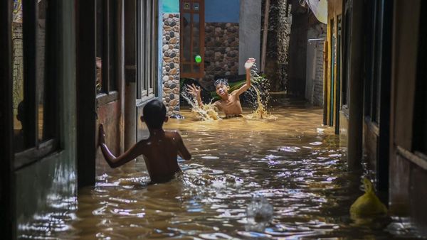 Banjir Landa RI, Bisa Memperparah Penularan COVID-19?