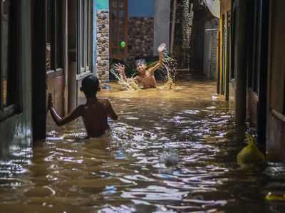 Banjir Landa RI, Bisa Memperparah Penularan COVID-19?