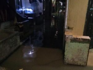 Banjir 50 Cm Rendam 2 RT di Rawajati Jaksel, Air Mulai Surut