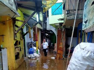 Banjir Rendam 8 RT di Tanah Rendah Jaktim, Belum Ada Warga Mengungsi Banjir Rendam 8 RT di Tanah Rendah Jaktim, Belum Ada Warga Mengungsi