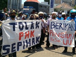 Protes PHK Sepihak, Ratusan Buruh Pabrik Turun ke Jalan