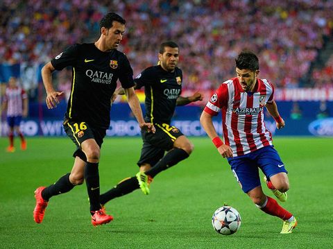 MADRID, SPAIN - APRIL 09:  David Villa of Club Atletico de Madrid under pressure from Sergio Busquets of Barcelona during the UEFA Champions League Quarter Final second leg match between Club Atletico de Madrid and FC Barcelona at Vicente Calderon Stadium on April 9, 2014 in Madrid, Spain.  (Photo by Gonzalo Arroyo Moreno/Getty Images)