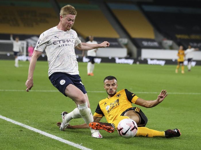 De Bruyne Manchester Citys Kevin De Bruyne, left, reacts as he is fouled by Wolverhampton Wanderers Romain Saiss during the English Premier League soccer match between Wolverhampton Wanderers and Manchester City at Molineux Stadium in Wolverhampton, England, Monday, Sept. 21, 2020. (Nick Potts/Pool via AP)