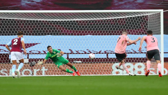 BIRMINGHAM, ENGLAND - SEPTEMBER 21: Emiliano Martinez of Aston Villa saves a penalty shot from John Lundstram of Sheffield United during the Premier League match between Aston Villa and Sheffield United at Villa Park on September 21, 2020 in Birmingham, England. (Photo by Clive Rose/Getty Images)