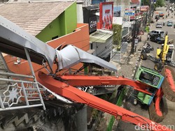 Ekskavator di Kampung Melayu Terguling Saat Hendak Diangkut ke Gudang