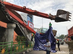 Ekskavator Terguling Hancurkan Tangga JPO Kampung Melayu Ekskavator Terguling Hancurkan Tangga JPO Kampung Melayu