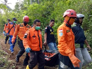 3 Hari Hilang, Nek Suratmi Ditemukan Tewas di Tengah Hutan Jepara 3 Hari Hilang, Nek Suratmi Ditemukan Tewas di Tengah Hutan Jepara