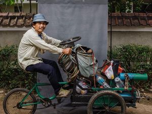 Sisi Lain Pesepeda yang Berjuang Mencari Nafkah