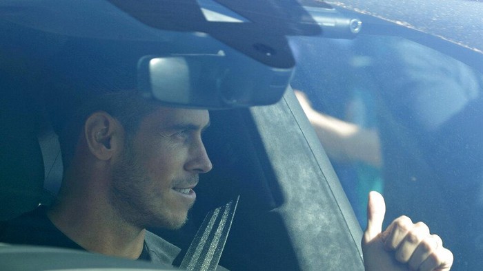 Soccer player Gareth Bale gestures to fans as he arrives at the training ground of Tottenham Hotspur in London, Friday Sept. 18, 2020. Real Madrid winger Gareth Bale is in London to complete his return to Tottenham. Bale left Tottenham for Madrid in 2013 for 100 million euros. (AP Photo/Frank Augstein)