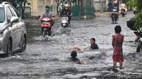 Genangan di Kedoya Ini Jadi Tempat Berenang Anak-anak