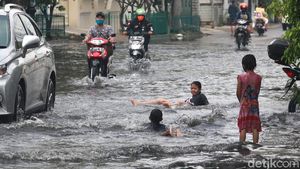 Genangan di Kedoya Ini Jadi Tempat Berenang Anak-anak