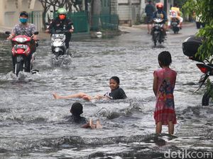 Genangan di Kedoya Ini Jadi Tempat Berenang Anak-anak Genangan di Kedoya Ini Jadi Tempat Berenang Anak-anak