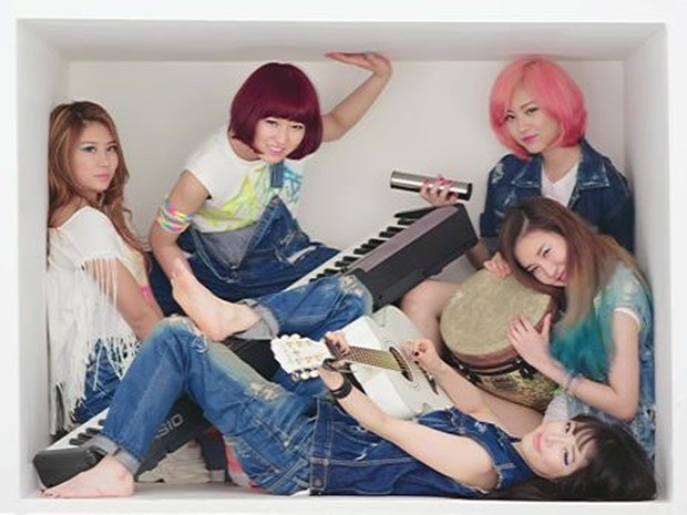 Dua anggota keluar dari grup, Trinity menjadi sasaeng dan Dahee masuk penjara.