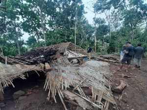 Hujan Angin Landa Ngawi, Satu Rumah Warga Ambruk