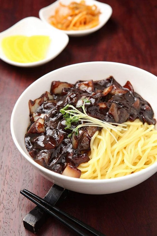 Jajangmyoen/pinterest.com/bowlmeover RM BTS pernah memakan jajangmyoen hanya dalam dua gigitan.