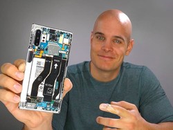 Jadi YouTuber Tenar Berkat Hobi Hancurkan Ponsel