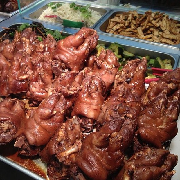 Kaki babi/pinterest.com/andrewzimmern Agar tidak tertangkap kamer CCTV, Tzuyu Twice harus menerima melalu jendela.