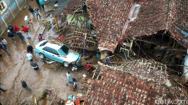 Kampung Cibuntu Luluh Lantak Diterjang Banjir Bandang
