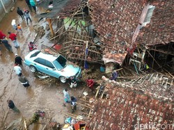 Brimob Operasikan Ekskavator di Area Banjir Bandang Sukabumi