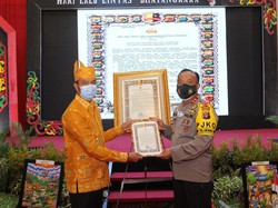 Bapaslon di Kalteng Dihadiahi Maklumat Kapolri agar Patuh Protokol Kesehatan