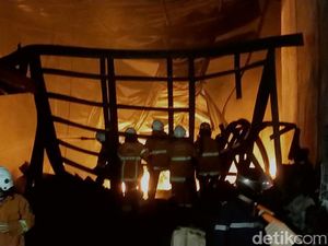 3 Gudang Perabot Rumah Tangga di Surabaya Terbakar
