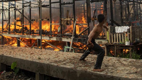 Penampakan Si Jago Merah Lalap Permukiman di Palembang