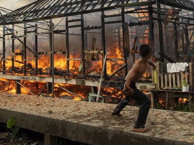 Penampakan Si Jago Merah Lalap Permukiman di Palembang