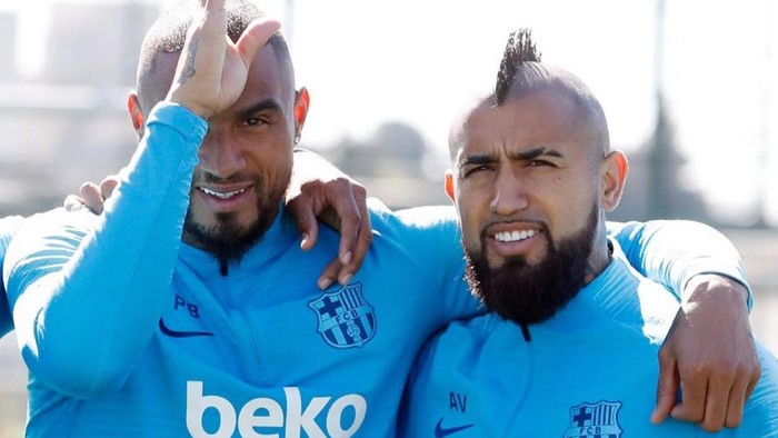 Kevin-Prince Boateng dan Arturo Vidal saat bermain bersama di Barcelona.