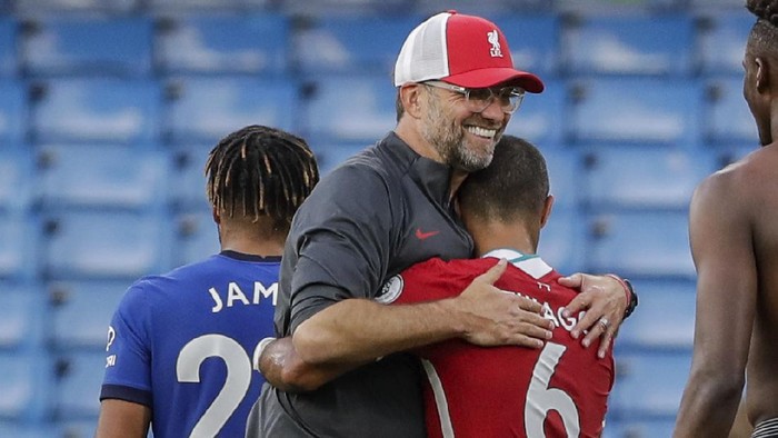 Liverpools manager Jurgen Klopp embraces Liverpools Thiago after the English Premier League soccer match between Chelsea and Liverpool at Stamford Bridge Stadium, Sunday, Sept. 20, 2020. (AP Photo/Matt Dunham, Pool)