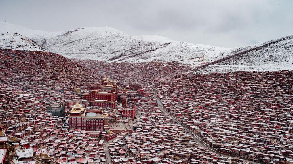 Kampus Biksu Terbesar Dunia Kampus Biksu Terbesar Dunia