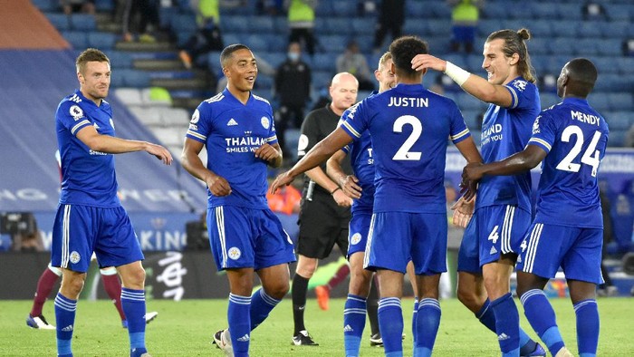 LEICESTER, ENGLAND - SEPTEMBER 20: James Justin of Leicester City celebrates with teammates after scoring his teams third goal during the Premier League match between Leicester City and Burnley at The King Power Stadium on September 20, 2020 in Leicester, England. (Photo by Rui Vieira - Pool/Getty Images)