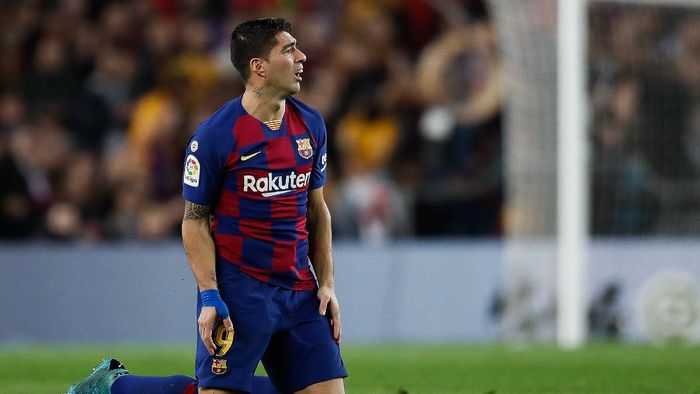 Luis Suarez BARCELONA, SPAIN - DECEMBER 18: Luis Suarez of FC Barcelona looks the action after loses the ball during the Liga match between FC Barcelona and Real Madrid CF at Camp Nou on December 18, 2019 in Barcelona, Spain. (Photo by Eric Alonso/Getty Images)